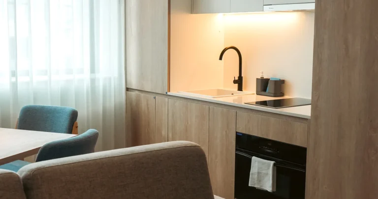 Sala com kitchenette num apartamento Moov