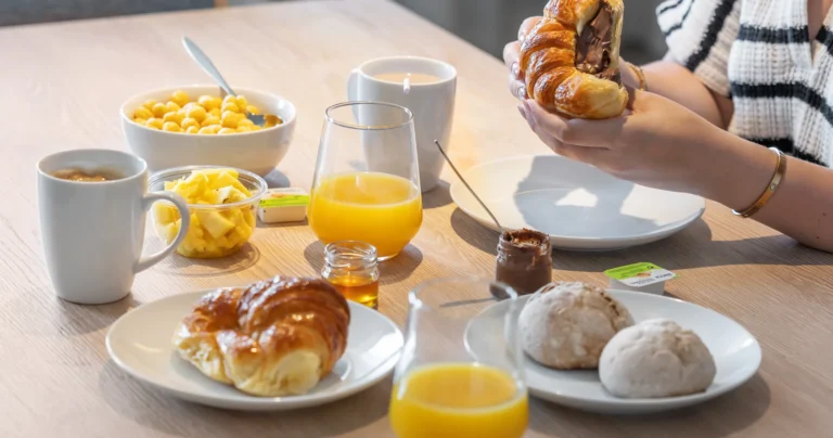 Pequeno-almoço com croissants, café e sumo de laranja