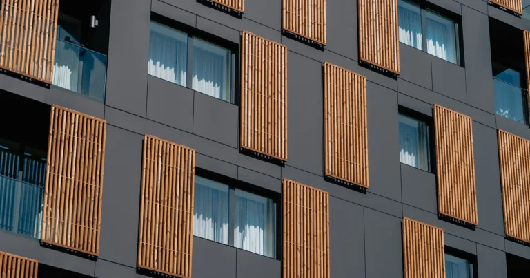 Fachada com painéis de madeira do Moov Apartments